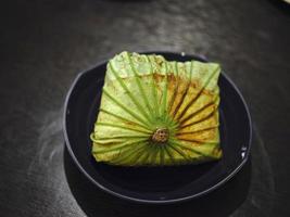 rijst- verpakt in lotus bladeren . Thais voedsel . foto