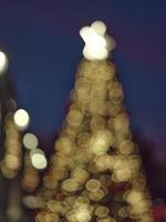 vervagen licht viering Aan Kerstmis boom met bokeh achtergrond foto