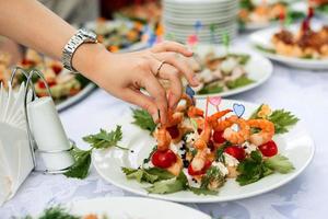 tafel reeks met licht hapjes, canapeetjes en bril foto