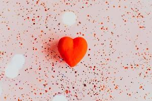 rood hart Aan roze achtergrond met confetti. Valentijnsdag dag sjabloon foto