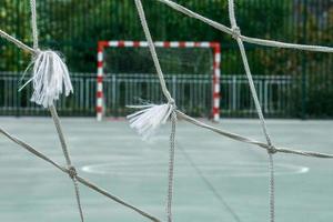 oude verlaten straatvoetbaldoel sportuitrusting foto