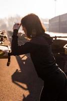 jong vrouw loper duurt een breken Aan een vracht trein in de reclame haven in de ochtend- foto