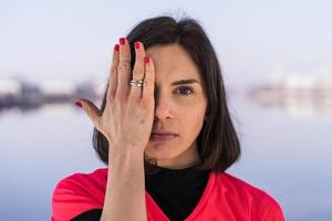 portret van jong vrouw atleet is spelen met haar handen Aan een boot in de haven foto