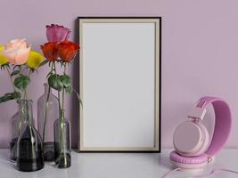 ingelijste poster mock-up op tafel met rozen foto