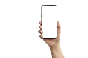 de hand houdt het witte scherm vast, de mobiele telefoon is geïsoleerd op een witte achtergrond met het uitknippad foto