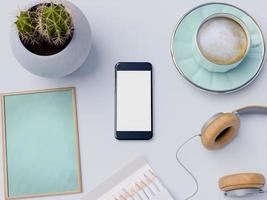 bespotten slimme telefoon en schoolbord op tafelblad foto