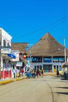 chiquila quintana roo Mexico 2021 klein dorp haven veerboot weg huizen mensen auto's chiquila Mexico. foto