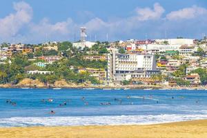 puerto escondido oaxaca Mexico 2022 surfer surfing Aan surfboard Aan hoog golven in puerto escondido Mexico. foto