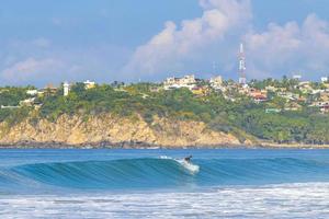 surfer surfing Aan surfboard Aan hoog golven in puerto escondido Mexico. foto