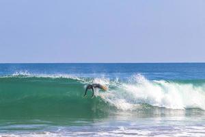 surfer surfing Aan surfboard Aan hoog golven in puerto escondido Mexico. foto