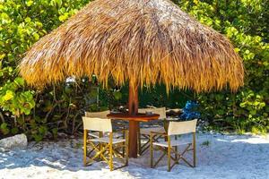 palmen parasols ligstoelen strandresort playa del carmen mexico. foto