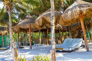 palmen parasols ligstoelen strandresort playa del carmen mexico. foto