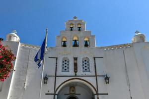 veronderstelling van de maagd Maria heilig orthodox kerk in Pyrgos, santorini, Griekenland. foto