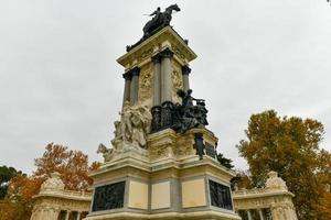 Madrid, Spanje - nov 20, 2021, monument naar alfonso xii in terugtrekken park in downtown Madrid, Spanje. het behoorde tot naar de Spaans monarchie tot de laat 19e eeuw, nu het is een openbaar park. foto