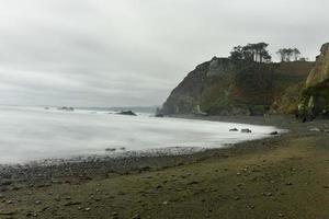 de campiecho strand is gelegen in Asturië, Spanje Aan een bewolkt dag. foto