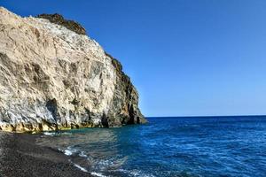 beroemd zwart strand van mesa pigadia in Santorini eiland, Griekenland.. foto