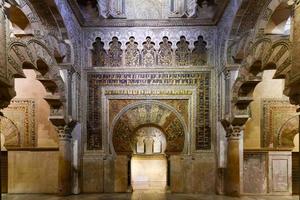 Cordoba, Spanje - nov 28, 2021, mihrab van de mezquita kathedraal. UNESCO wereld erfgoed plaats, populair toerist bestemming, prima voorbeeld van 10e eeuw Islamitisch architectuur. foto