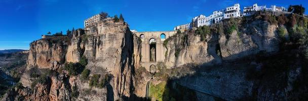 rotsachtig landschap van ronda stad met puente nuevo brug en gebouwen, Andalusië, Spanje foto