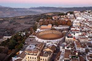 arena van de Koninklijk cavalerie van ronda antenne visie Bij zonsopkomst in Spanje. foto