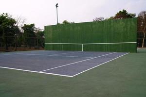 tennis rechtbank met groen opleiding muur. foto