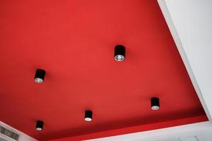 inbouwspots Aan rood plafond achtergrond. foto