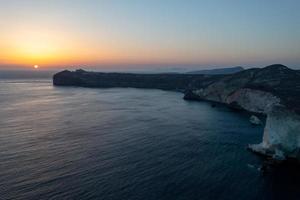 wit strand in santorini, cycladisch eilanden, Griekenland in de zuiden Egeïsch. mooi zomer landschap met een van de meest beroemd stranden in de wereld. foto