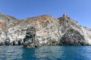 Santorini wit strand met een helder blauw lucht en de blauw zee in Griekenland. foto