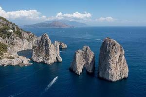 capri eiland Aan een mooi zomer dag langs de amalfi kust in Italië foto