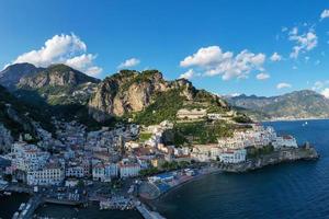 antenne visie van de stad van amalfie langs de amalfie kust in Italië. foto