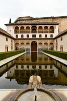 rechtbank van de mirten in nasrid paleis in alhambra, granada, Spanje. foto