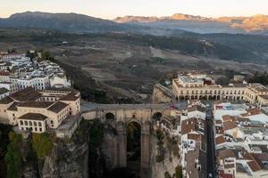 rotsachtig landschap van ronda stad met puente nuevo brug en gebouwen, Andalusië, Spanje foto