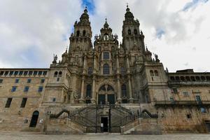 Santiago de compostela kathedraal, facade del obradoiro leeg van mensen. foto