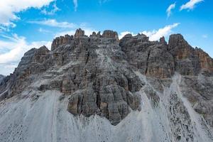 mooi zonnig dag in dolomieten bergen. visie Aan tre cime di lavaredo - drie beroemd berg pieken dat lijken op schoorstenen. foto