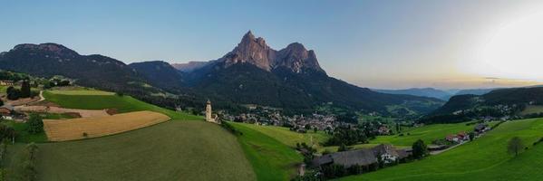 st. Valentin kastelruth dorp kerk in de zomer in de dolomiet Alpen. verbazingwekkend landschap met klein kapel Aan zonnig weide en petz top Bij kastelruth gemeente. dolomieten, zuiden Tirol, Italië foto