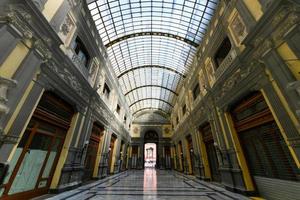 Napels, Campanië, Italië -augustus 16, 2021, interieur van de galleria principe di napoli gebouwd in de negentiende eeuw in vrijheid stijl. foto