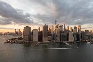 antenne visie van Manhattan in nieuw york stad van Brooklyn Bij zonsondergang. foto