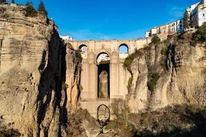 rotsachtig landschap van ronda stad met puente nuevo brug en gebouwen, Andalusië, Spanje foto