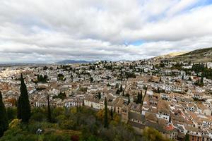 panorama van el albayzin wijk in granada, Andalusië, Spanje, afgebeeld van de torre del cubo in de alacazaba vesting. foto