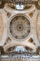 sevilla, Spanje - dec 7, 2021, rijk interieur van de ziekenhuis de la caridad kerk in sevilla, Spanje foto