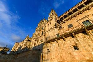 Santiago de compostela kathedraal, facade del obradoiro leeg van mensen. foto