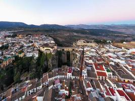 rotsachtig landschap van ronda stad met puente nuevo brug en gebouwen, Andalusië, Spanje foto