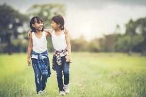 twee kleine meisjes die plezier hebben in het park foto