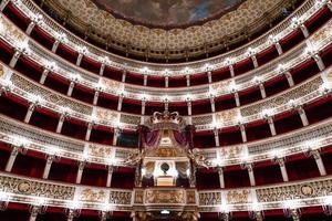 Napels, Italië - augustus 18, 2021, de teatro di san carlo in napoli. teatro di san carlo is de oudste doorlopend actief evenementenlocatie voor openbaar opera in de wereld, opening in 1737. foto