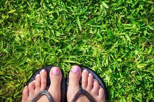 voeten Aan de gras detailopname foto