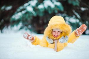 mooi weinig meisje hebben pret in de sneeuw foto