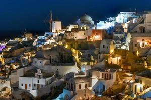 klassiek oei, Santorini horizon Bij nacht met gebouwen in Griekenland. foto