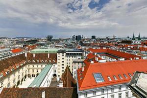 stadsgezicht van st stephen kathedraal, of heilige stephansdom kerk in oud stad centrum van Wenen in Oostenrijk. wien in Europa. panorama, stadsgezicht. reizen en toerisme visie. gebouw architectuur mijlpaal. foto