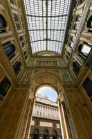 Napels, Italië - augustus 17, 2021, interieur visie van galleria umberto i, een openbaar boodschappen doen galerij in Napels, Italië. gebouwd tussen 1887-1890 foto