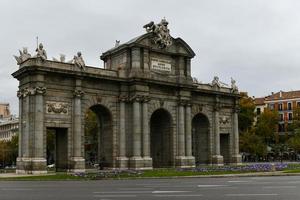 puerta de alcala, een neoklassiek poort in de plein de la independencia in Madrid, Spanje. opschrift koning Charles iii. foto