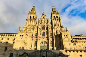 Santiago de compostela kathedraal, facade del obradoiro leeg van mensen. foto